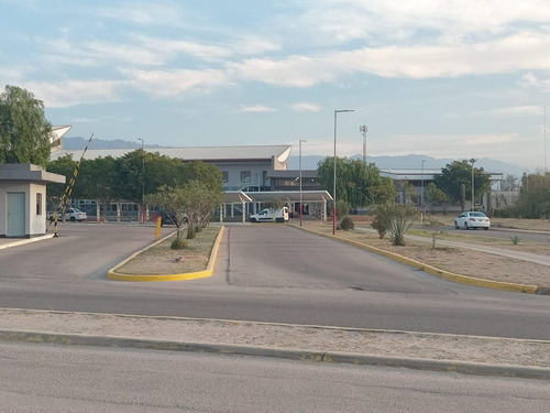 Venta Local Comercial, 3 Oficinas Vidriadas, 1 Baño, 1 Sala De Espera, 1 Cocina.