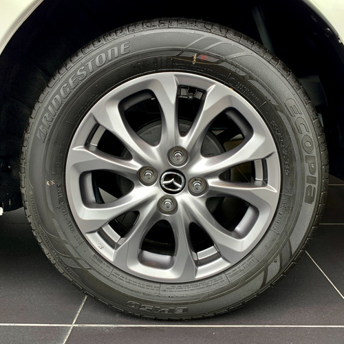 Imagen 5 de 12 de Mazda 2 Touring Sedan Blanco Automatico