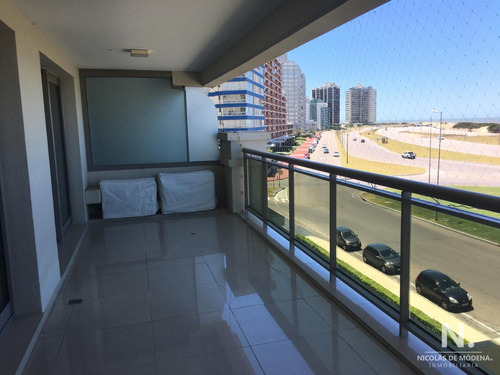 Apartamento En Venta De 3 Dormitorios En Torre Imperiale , Punta Del Este 