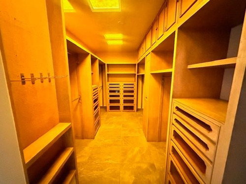 Lomas De Chapultepec, Penthouse De 750m2 En Dos Niveles, Muy Iluminado, 4 Amplias Recamaras Con Vestidor, Sala De T.v., Estudio, Terraza, 3 Lugares De Estacionamiento, Cuartos De Servicio. El E