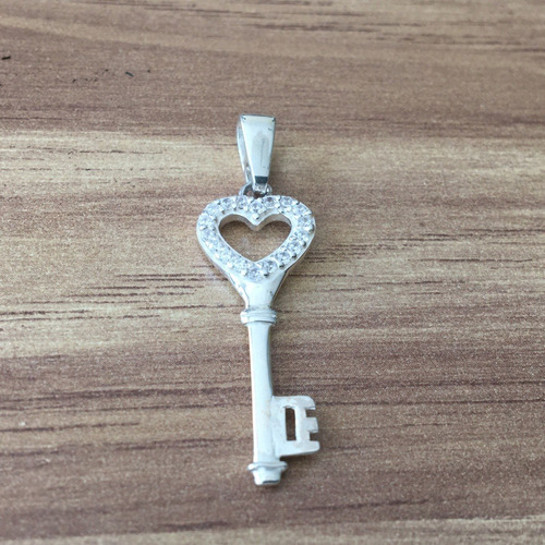 Imagen 4 de 9 de Dije Llave Corazón Circonias De Plata .925 Agálea Joyería