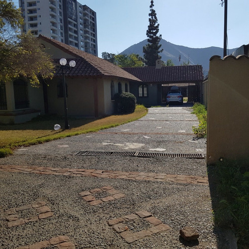 1130m2 Terreno Con Casa Aislada Bien Remodelada .