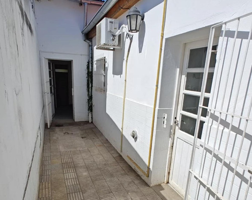 Casa En Venta En Azul, Buenos Aires, Con Amplio Patio Y Excelente Ubicación