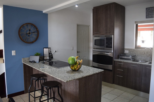 Alquilo Casa En Condominio Vila De La Colina, En Excelente Estado De Conservación Con Patio Amplio Y Hermosa Terraza