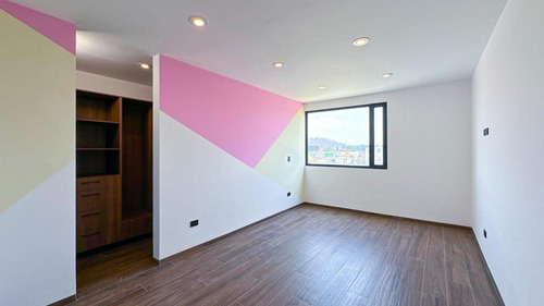 Casa En Venta En Metepec Con Diseño Moderno Y Jardín Interno