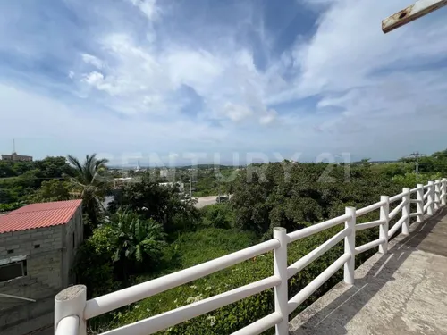 Amplia Casa De 3 Niveles Con Vistas Panorámicas En Lomas De Enmedio