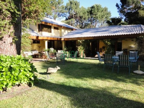 Imagen 7 de 10 de Hermosa Residencia En Parque Burnett ,con Más De 6600 Mts. De Jardín Y 500 Mts2 Construidos . Consulte Venta!!- Ref: 794