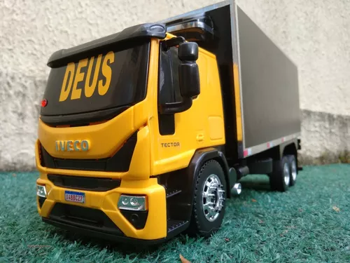 Caminhão de brinquedo Iveco Tector arqueado, tudo bem simples. 