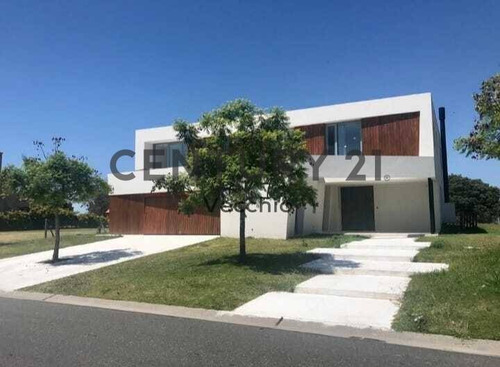 Imagen 15 de 19 de Venta Casa A Estrenar 8 Ambientes 4 Habitaciones En Suite 2 Cocheras Pileta