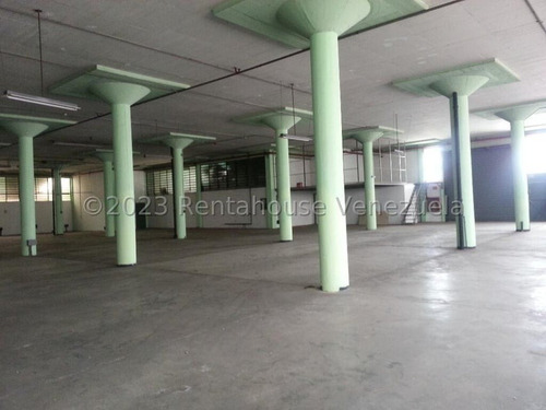 Edificio Industrial Con Mucho Potencial En Venta En La Yaguara Smb 24-10718 Yy