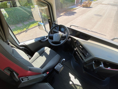Imagem 15 de 16 de Volvo-fh-460-6x2-2017-branco-globetrotter-muito Novo