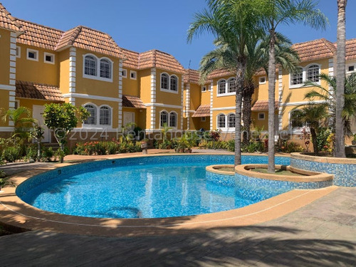 Bello Townhouse En Venta, Guatamare. Isla De Margarita. Cao