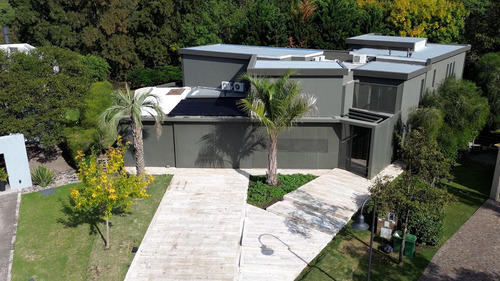 Casa En Castores Con El Mejor Acceso A Guardia Y Club House!