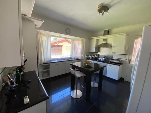 Casa A La Venta De 3 Dormitorio En Beverly Hills, Punta Del Este.