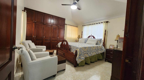 Casa En Venta De 2 Niveles En Valle Verde Santiago