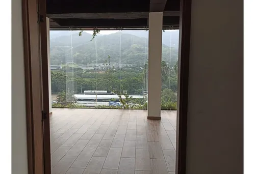Se Arrienda Local Comercial Nuevo En Copacabana.