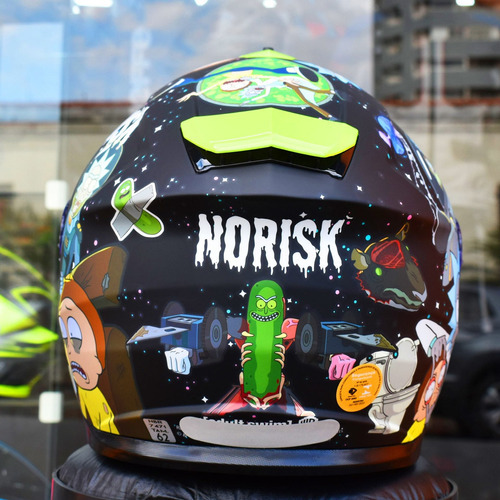Casco Norisk Strada Rick and Morty con visera, color negro, diseño de Ricky and Morty, talla 61/62
