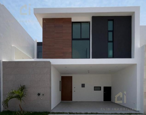 Casa En Venta En Fraccionamiento Lomas De La Rioja, Veracruz - 3 Recámaras Con Baño Privado, Jardín Y Cochera Techada Para 2 Autos