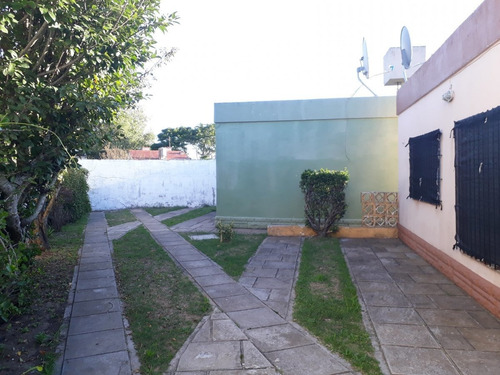 Imagen 13 de 19 de Tipo Casa 2 Amb. Buen Estado. Casa/chalet Sola En Lote | Santa Teresita