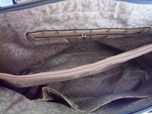 Imagen 4 de 6 de Hermosa Y Espaciosa Cartera Marca Complot