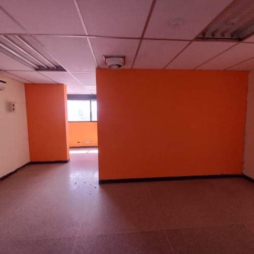 Imagen 7 de 15 de Linda Santos Vende Oficina De 118m2 En Cc Profesional Av Bolivar En Piso Bajo. 0414 4150107
