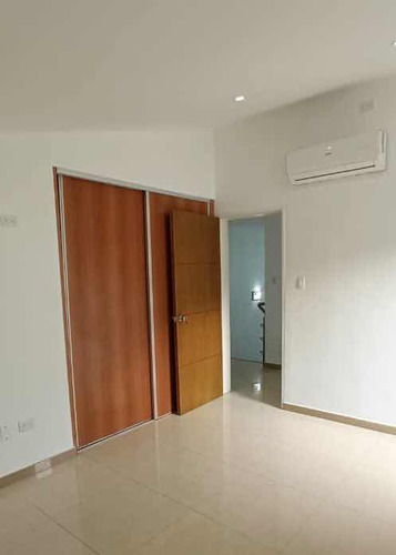 Townhouse En Alquiler El Castaño