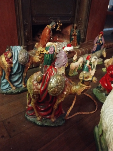 Pesebre Navideño Con Figuras 30cm Maria Camellos Reyes Magos (Usado)