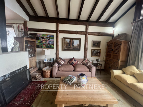 Casa Sólida Estilo Español En Sector Tradicional