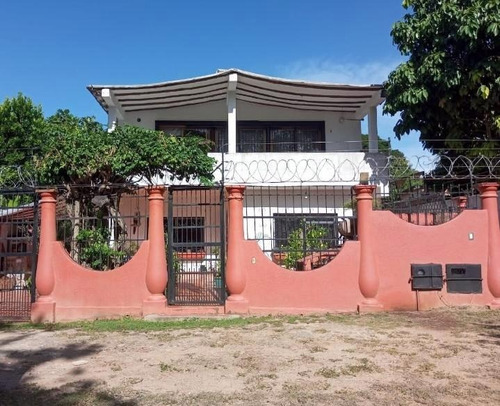 Casa Bifamiliar Ubicada  En La Asuncion, Sector Camoruco Ic-00031