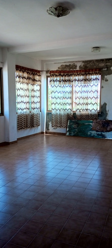 Casa De Tres Pisos En Venta, En Av El Milagro Con Av 5 De Ju