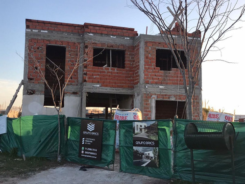 Imagen 4 de 6 de Casa Dos Plantas De 5 Ambientes - Santa Elena - Financiación