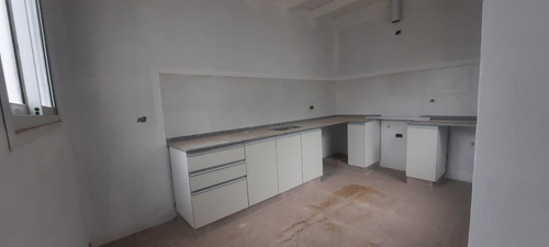 Casa En Venta De 2 Dormitorios C/ Cochera En Luzuriaga