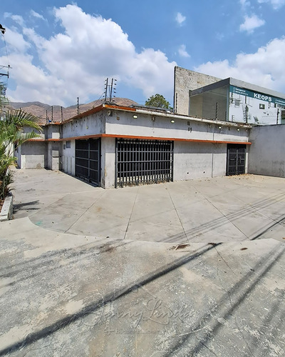 Local En Alquiler Con Oficinas En Av. Las Delicias Zona Norte De Maracay
