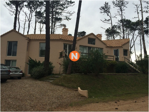 Casa En Venta Y Alquiler, Laguna Blanca, La Barra, 5 Dormitorios.- Ref: 209235