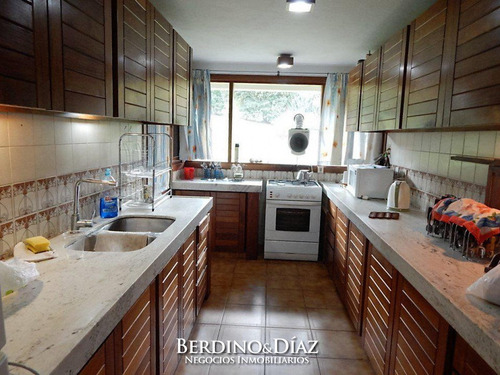 Hermosa Casa Con Excelente Entorno Natural Y A Solo Una Cuadra De Playa Mansa En Pinares- Ref: 101
