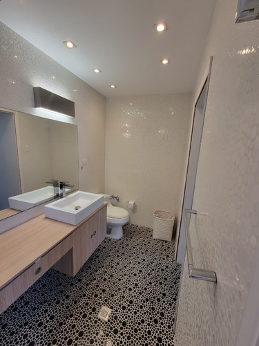 Imagen 22 de 30 de Alquilo Lujoso Apto 275 Mts (3.000 Sq/ft), 4 Hab, 5 Baños, Piscina, Seguridad 24 Hrs, Cámaras De Seguridad, 3 Puestos.