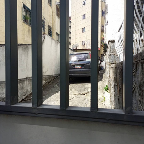 Alquiler De Apartamento En Los Ilustres, Cerca A Farmatodo, Piso 2