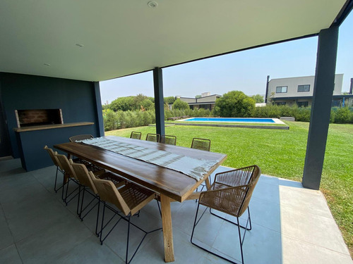 Excelente Casa En Alquiler Anual En El Canton Puerto Con Pileta
