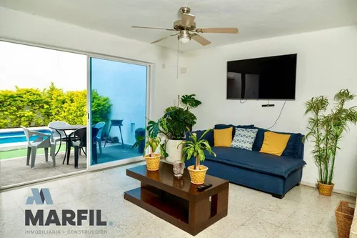 Casa Residencial Céntrica Con Alberca En Venta En Lomas Vista Hermosa Colima