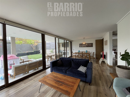 Casa En Venta De 4 Dorm. En Colina