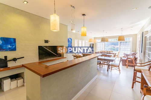 Imagen 20 de 30 de Mansión De Estilo Clásico En Venta En El Corazón De Beverly Hills.