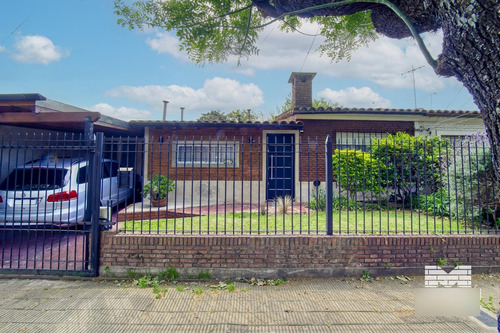 Chalet En Impecable Estado, 1 Planta, 3 Ambientes Con Jardín, Cochera Y Quincho.