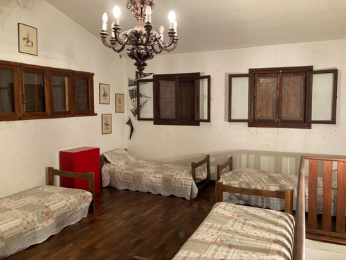 Imponente Chalet 2 Plantas Amplio Parque, 2 Piscinas Y Casa Casero En Las Calles