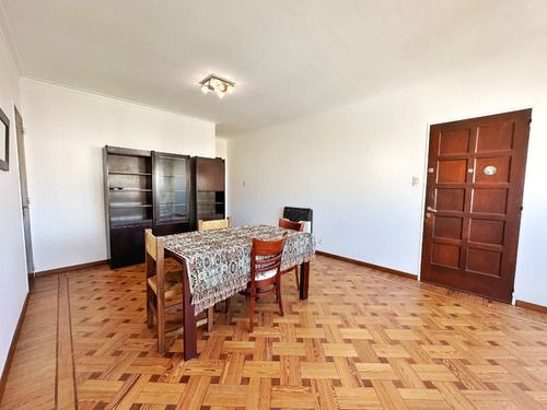 Departamento En Venta La Plata , De Tres Dormitorios Y Cochera Céntrico 