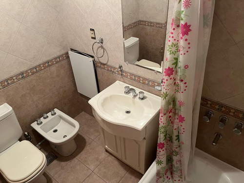Venta - Casa 5 Ambientes - Monte Castro