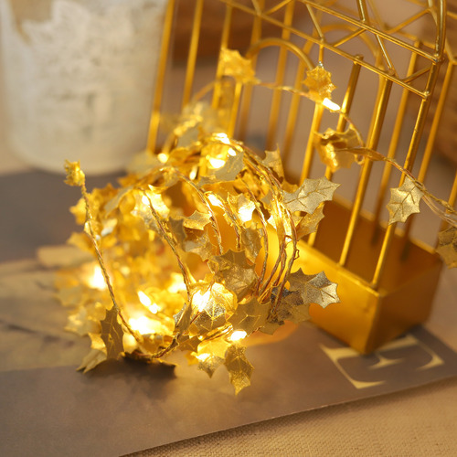 Un Led Navideño De 2 Metros Y 20 Luces En Forma De Hoja Dora