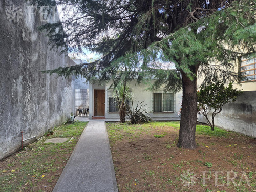 Venta Casa 4 Ambientes Con Cochera Y Jardín En Ezpeleta