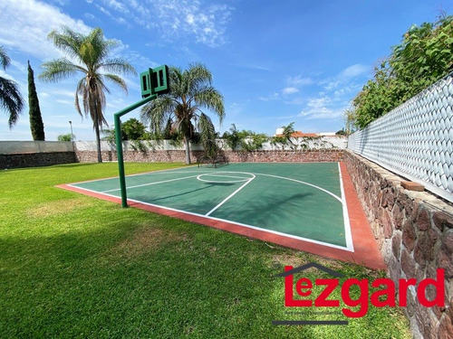 Excelente Residencia Diseñada Con Un Enfoque Moderno Y Funcional, Espacios Luminosos Y Abiertos Crean Una Atmósfera Acogedora En Cada Rincón