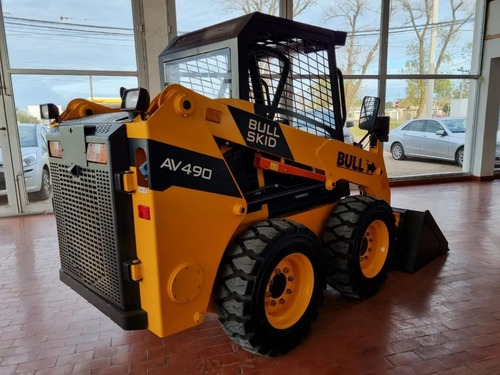 Imagen 2 de 7 de Mini Cargadora Bull Av490 50hp Motor Kubota Okm Bremotors