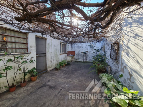 Venta De Casa 3 Amb En Lanus Este Con Patio, Fondo Y Garage